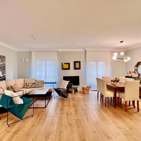 Housing Gran Via Luxe Daire León